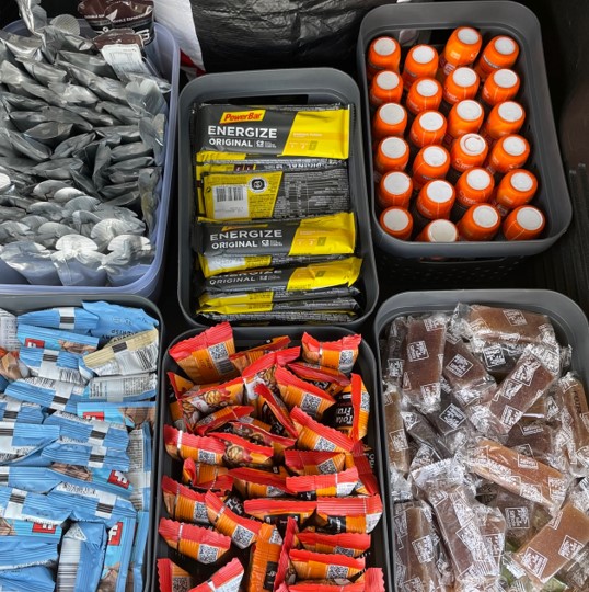 Ingérer des glucides pendant l’effort d’endurance est primordial pour augmenter la capacité de performance. Les recommandations actuelles vont de 20 à 120g de glucides par heure en fonction de l’intensité et durée de l’effort physique. Les athlètes consomment une variété de produits énergétiques pour atteindre ces recommandations glucidiques, mais existe-t-il une forme de glucides à privilégier ? C’est la question que nous étudions au travers de cet article de Hearris et al. (2022) qui comparent le taux d’oxydation des glucides ingérés sous forme de boisson, gel, gomme, ou une combinaison de ces trois formes.
